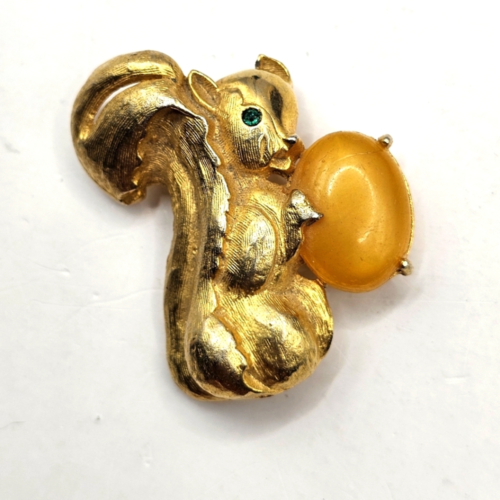 60's Cathe Squirrel Lapel Pin Emerald Eyes Jelly Belly Nut Gold Tone Metal Pin